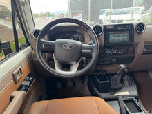Cargar imagen en el visor de la galería, Toyota Land Cruiser VDJ71L Modelo 2022
