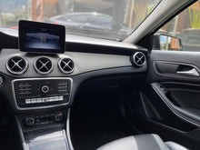 Cargar imagen en el visor de la galería, Mercedes-Benz GLA 200 Modelo 2019
