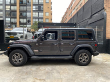 Cargar imagen en el visor de la galería, Jeep Wrangler Unlimited Modelo 2021
