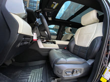 Cargar imagen en el visor de la galería, Toyota Sequoia Capstone Hibrida Blindada Modelo 2024
