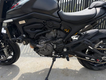 Cargar imagen en el visor de la galería, Ducati Monster Plus Modelo 2022 - Autos 93
