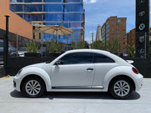 Cargar imagen en el visor de la galería, Volkswagen Beetle Modelo 2017
