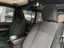 Cargar imagen en el visor de la galería, Jeep Wrangler Unlimited Sport Modelo 2021
