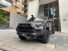 Cargar imagen en el visor de la galería, Toyota Tacoma TRD Pro Modelo 2020
