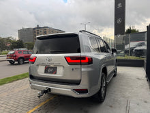 Cargar imagen en el visor de la galería, Toyota Land cruiser 300 ZX Modelo 2023
