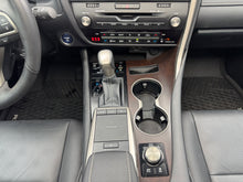 Cargar imagen en el visor de la galería, Lexus RX450h AWD Performance Híbrida

Modelo 2022
