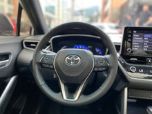 Cargar imagen en el visor de la galería, Toyota Corolla Cross SEG Híbrida Modelo 2022
