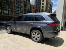 Cargar imagen en el visor de la galería, Toyota Sequoia Capstone Hibrida Modelo 2024
