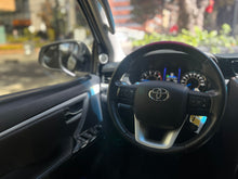 Cargar imagen en el visor de la galería, Toyota Fortuner Modelo 2017
