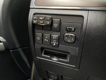 Cargar imagen en el visor de la galería, Toyota Land Cruiser 200 VX Blindada Modelo 2020
