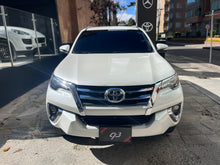 Cargar imagen en el visor de la galería, Toyota Fortuner Modelo 2017
