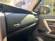 Cargar imagen en el visor de la galería, Toyota Fortuner Modelo 2017
