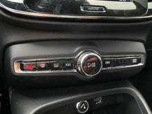 Cargar imagen en el visor de la galería, Volvo XC40 Momentum T4 Modelo 2020
