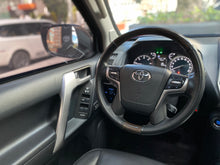 Cargar imagen en el visor de la galería, Toyota Land Cruiser Prado VXL Blindada Modelo 2018
