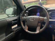 Cargar imagen en el visor de la galería, Toyota Tacoma TRD Pro Modelo 2020
