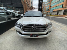 Cargar imagen en el visor de la galería, Toyota Land Cruiser 200 VX Blindada Modelo 2020

