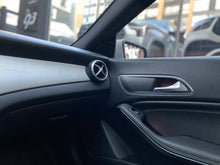 Cargar imagen en el visor de la galería, Mercedes-Benz CLA 180 Modelo 2016

