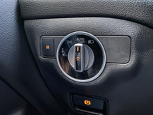 Cargar imagen en el visor de la galería, Mercedes-Benz CLA 180 Modelo 2016
