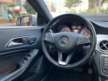 Cargar imagen en el visor de la galería, Mercedes-Benz CLA 180 Modelo 2016
