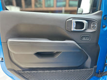 Cargar imagen en el visor de la galería, Jeep Wrangler Rubicon Sahara Modelo 2022
