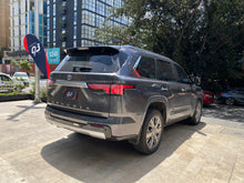 Cargar imagen en el visor de la galería, Toyota Sequoia Capstone Hibrida Modelo 2024
