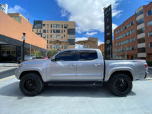 Cargar imagen en el visor de la galería, Toyota Tacoma Modelo 2020
