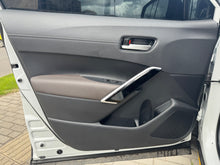 Cargar imagen en el visor de la galería, Toyota Corolla Cross Híbrida SEG Modelo 2026
