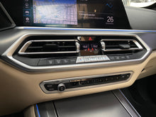 Cargar imagen en el visor de la galería, BMW X5 xDrive45E Blindada Modelo 2022
