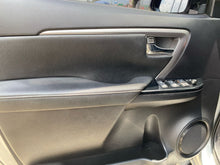 Cargar imagen en el visor de la galería, Toyota Fortuner SRV Modelo 2022
