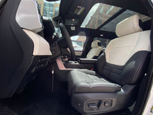 Cargar imagen en el visor de la galería, Toyota Sequoia Capstone Hibrida Modelo 2025
