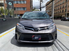 Cargar imagen en el visor de la galería, Toyota Sienna LE Modelo 2019
