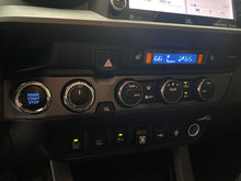 Cargar imagen en el visor de la galería, Toyota Tacoma TRD Pro Modelo 2020

