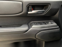Cargar imagen en el visor de la galería, Toyota Land Cruiser Prado TXL Blindada Modelo 2025
