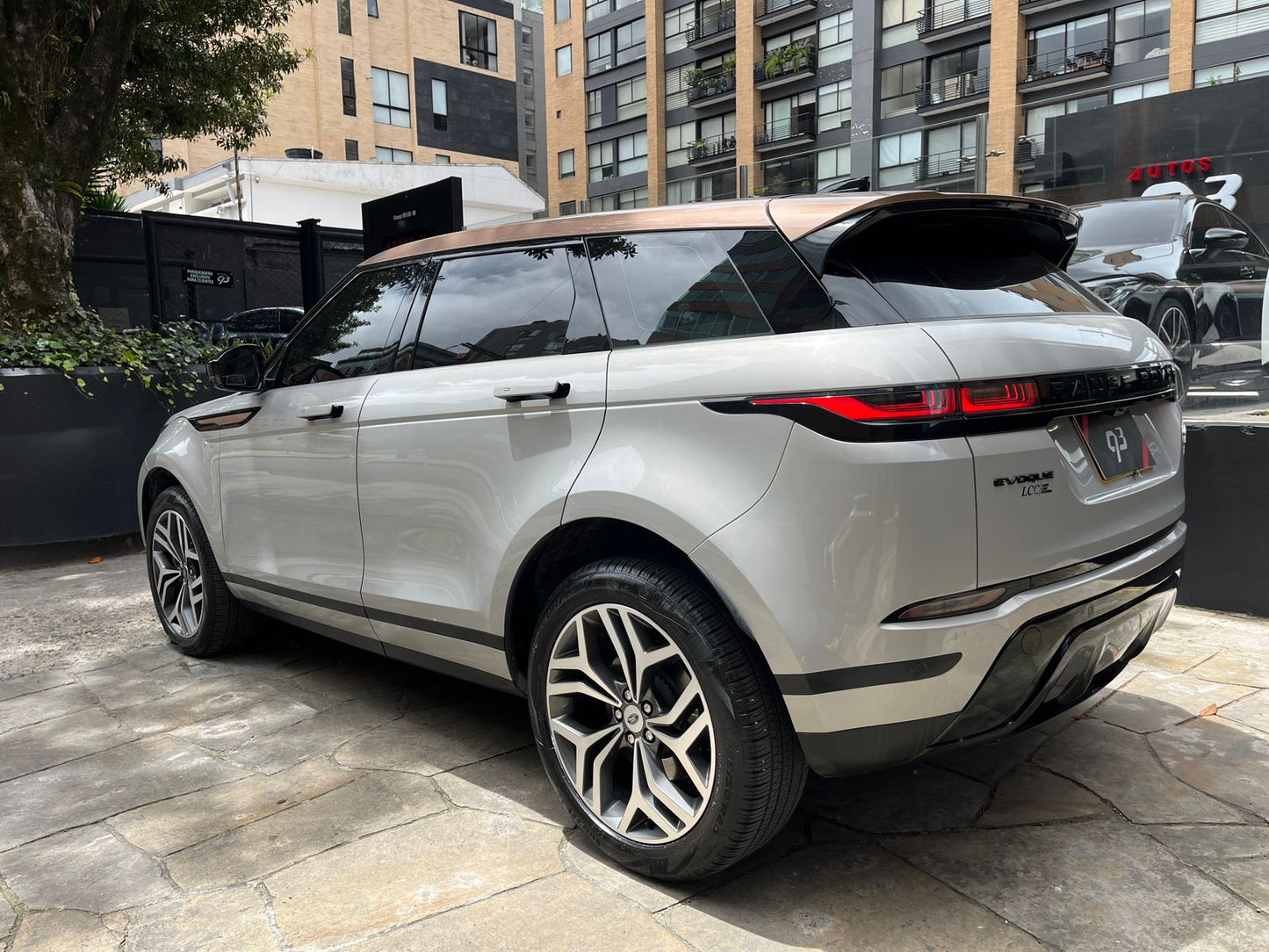Land Rover Range Rover Evoque R-Dynamic Bronze Modelo 2023
