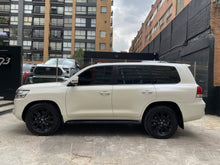 Cargar imagen en el visor de la galería, Toyota Land Cruiser 200 VX Blindada Modelo 2020
