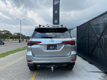 Cargar imagen en el visor de la galería, Toyota Fortuner SRV Modelo 2022
