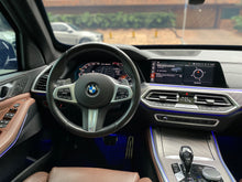 Cargar imagen en el visor de la galería, BMW X5 M50I Blindada Modelo 2020
