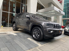Cargar imagen en el visor de la galería, Jeep Grand Cherokee Laredo Modelo 2019
