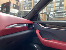 Cargar imagen en el visor de la galería, Maserati Levante SQ4 Granlusso Modelo 2019
