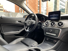 Cargar imagen en el visor de la galería, Mercedes-Benz GLA 200 Modelo 2019
