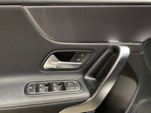 Cargar imagen en el visor de la galería, Mercedes-Benz A200 Hatchback Modelo 2020
