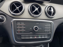 Cargar imagen en el visor de la galería, Mercedes-Benz GLA 200 Modelo 2016
