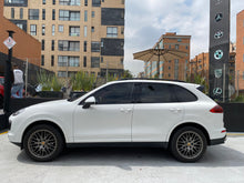 Cargar imagen en el visor de la galería, Porsche Cayenne Platinum Edition Modelo 2017
