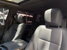 Cargar imagen en el visor de la galería, Toyota Land Cruiser 300 ZX Modelo 2023
