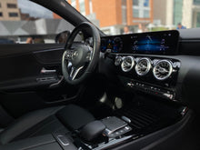 Cargar imagen en el visor de la galería, Mercedes-Benz A 200 Sedan Modelo 2021
