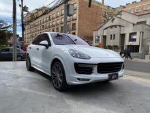 Cargar imagen en el visor de la galería, Porsche Cayenne GTS Modelo 2018
