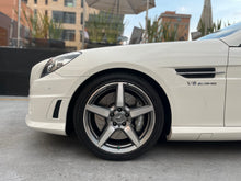 Cargar imagen en el visor de la galería, Mercedes-Benz SLK 55 AMG Modelo 2013
