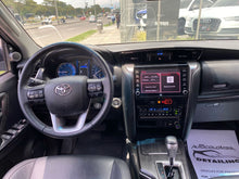 Cargar imagen en el visor de la galería, Toyota Fortuner SRV Modelo 2022

