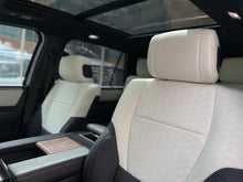 Cargar imagen en el visor de la galería, Toyota Sequoia Capstone Hibrida Modelo 2025
