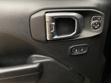 Cargar imagen en el visor de la galería, Jeep Wrangler Unlimited Sport Modelo 2021
